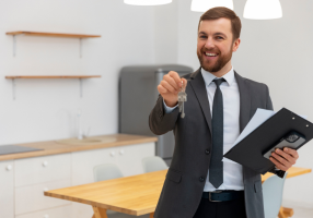 Porque comprar ou alugar com a nossa imobiliária? Tradição e inovação Corretor de imóveis sorrindo e entregando a chave para alguém